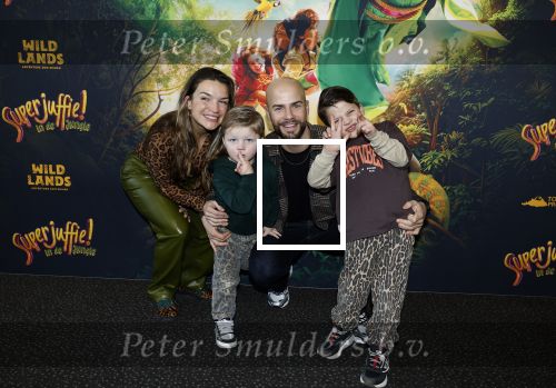 Utrecht 1 februari 2026
Premiere Super juffie in jaarbeurs Utrecht . Oscar Aerts kwam met zijn vrouw en kinderen