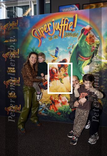 Utrecht 1 februari 2026
Premiere Super juffie in jaarbeurs Utrecht . Oscar Aerts kwam met zijn vrouw en kinderen