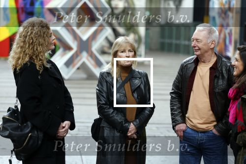 Amsterdam 11 februari 2026
Bekendmaking boekenweekgeschenk auteur 2026 -  Peter de Smet (Hendrik Groen)  en Doortje Smithuijsen ( ik zou uw dochter kunnen zijn) . Eveline Aendekerk stelde ze voor . De vrouwen van Peter ( Dochter zwarte Jas , Ex vrouw bruine colltrui en huidige vriendin Krullen ) Dame met paarse sjawl is zijn uitgeefster Paloma Sanchez v Dijck