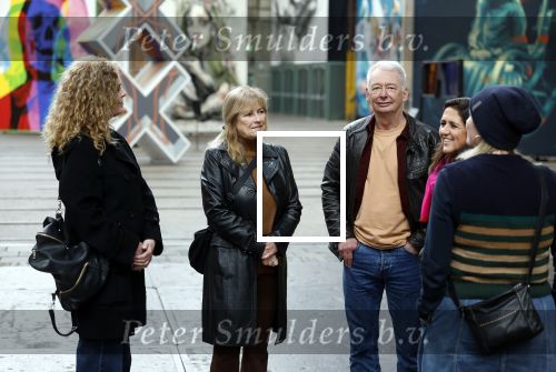 Amsterdam 11 februari 2026
Bekendmaking boekenweekgeschenk auteur 2026 -  Peter de Smet (Hendrik Groen)  en Doortje Smithuijsen ( ik zou uw dochter kunnen zijn) . Eveline Aendekerk stelde ze voor . De vrouwen van Peter ( Dochter zwarte Jas , Ex vrouw bruine colltrui en huidige vriendin Krullen ) Dame met paarse sjawl is zijn uitgeefster Paloma Sanchez v Dijck