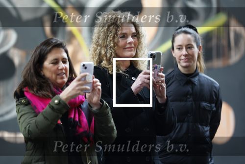 Amsterdam 11 februari 2026
Bekendmaking boekenweekgeschenk auteur 2026 -  Peter de Smet (Hendrik Groen)  en Doortje Smithuijsen ( ik zou uw dochter kunnen zijn) . Eveline Aendekerk stelde ze voor . De vrouwen van Peter ( Dochter zwarte Jas , Ex vrouw bruine colltrui en huidige vriendin Krullen ) Dame met paarse sjawl is zijn uitgeefster Paloma Sanchez v Dijck