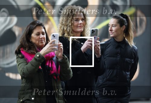 Amsterdam 11 februari 2026
Bekendmaking boekenweekgeschenk auteur 2026 -  Peter de Smet (Hendrik Groen)  en Doortje Smithuijsen ( ik zou uw dochter kunnen zijn) . Eveline Aendekerk stelde ze voor . De vrouwen van Peter ( Dochter zwarte Jas , Ex vrouw bruine colltrui en huidige vriendin Krullen ) Dame met paarse sjawl is zijn uitgeefster Paloma Sanchez v Dijck