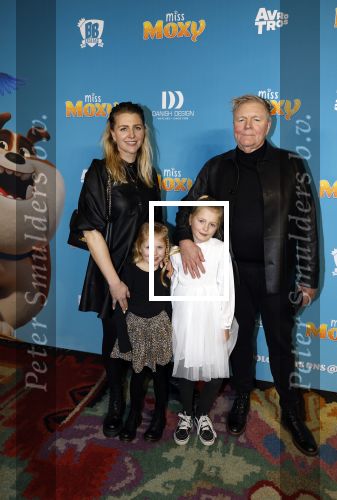 Amsterdam 24 januari 2026
Premiere Miss Molly in Tuschinski met in de cast oa Sarah Bannier (zwanger) en Carice v Houten . Rene Mioch met dochter en kleindochters