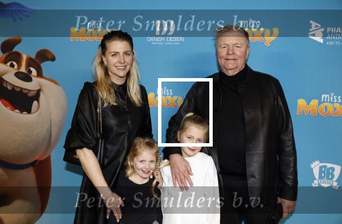 Amsterdam 24 januari 2026
Premiere Miss Molly in Tuschinski met in de cast oa Sarah Bannier (zwanger) en Carice v Houten . Rene Mioch met dochter en kleindochters