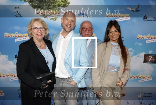 Amsterdam 31 januari 2026
Premiere Duivinder in het VUE  theater . Rik Sinkeldam met zijn ouders en partner Belinda Vermeer