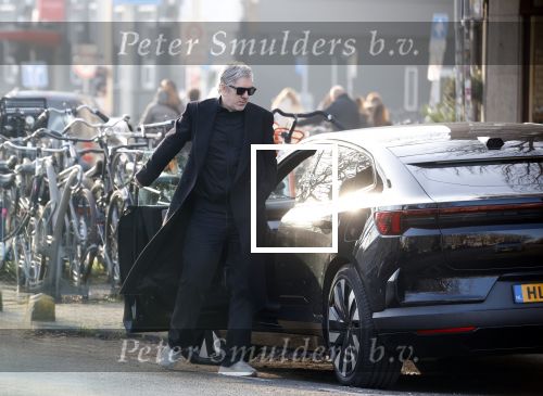 Amsterdam 24 januari 2026
Ruud de Wild met boodschappen bij zijn huis .