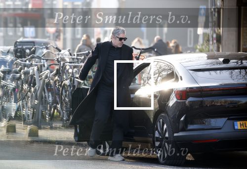Amsterdam 24 januari 2026
Ruud de Wild met boodschappen bij zijn huis .