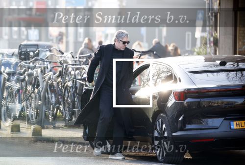 Amsterdam 24 januari 2026
Ruud de Wild met boodschappen bij zijn huis .