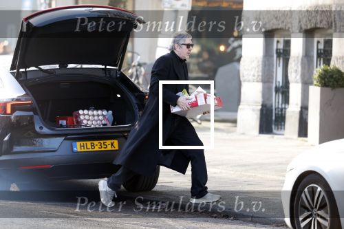 Amsterdam 24 januari 2026
Ruud de Wild met boodschappen bij zijn huis .