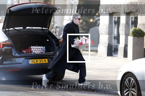 Amsterdam 24 januari 2026
Ruud de Wild met boodschappen bij zijn huis .