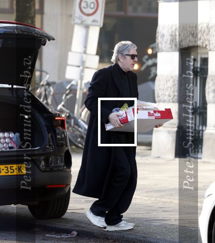 Amsterdam 24 januari 2026
Ruud de Wild met boodschappen bij zijn huis .