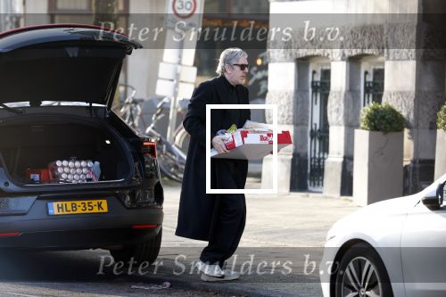 Amsterdam 24 januari 2026
Ruud de Wild met boodschappen bij zijn huis .