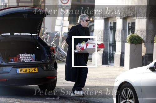 Amsterdam 24 januari 2026
Ruud de Wild met boodschappen bij zijn huis .