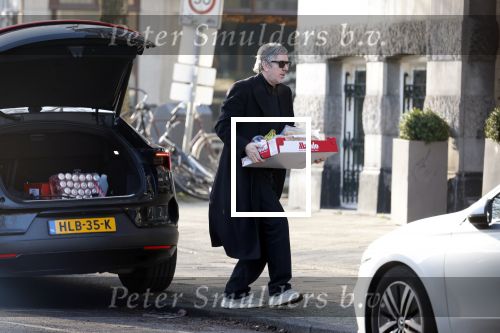 Amsterdam 24 januari 2026
Ruud de Wild met boodschappen bij zijn huis .