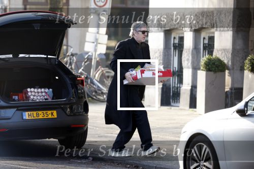 Amsterdam 24 januari 2026
Ruud de Wild met boodschappen bij zijn huis .
