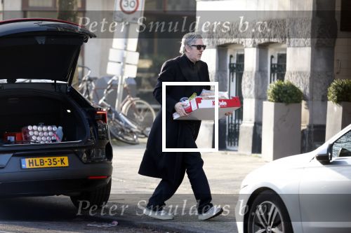 Amsterdam 24 januari 2026
Ruud de Wild met boodschappen bij zijn huis .