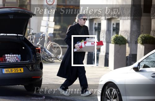 Amsterdam 24 januari 2026
Ruud de Wild met boodschappen bij zijn huis .