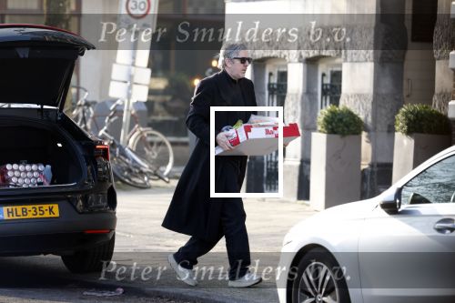 Amsterdam 24 januari 2026
Ruud de Wild met boodschappen bij zijn huis .