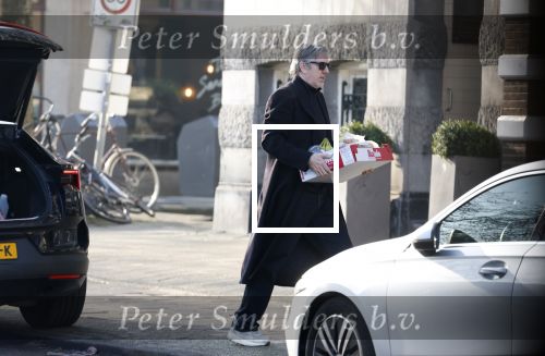Amsterdam 24 januari 2026
Ruud de Wild met boodschappen bij zijn huis .