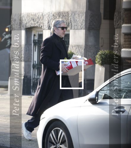 Amsterdam 24 januari 2026
Ruud de Wild met boodschappen bij zijn huis .
