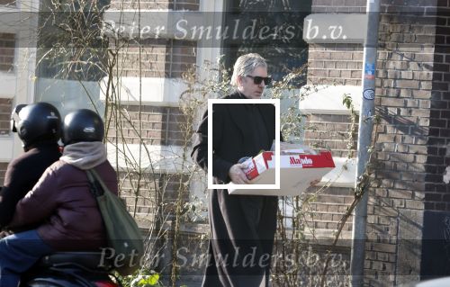 Amsterdam 24 januari 2026
Ruud de Wild met boodschappen bij zijn huis .