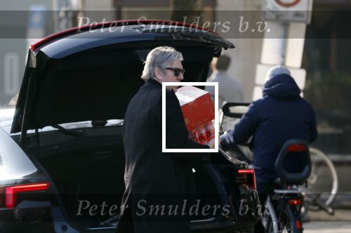 Amsterdam 24 januari 2026
Ruud de Wild met boodschappen bij zijn huis .