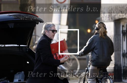 Amsterdam 24 januari 2026
Ruud de Wild met boodschappen bij zijn huis .
