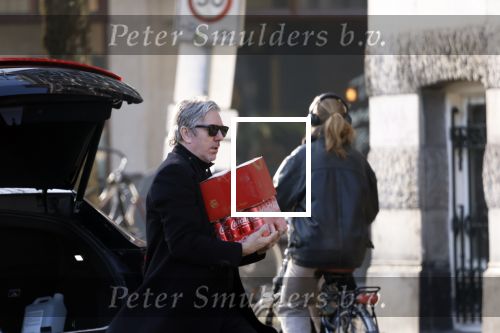 Amsterdam 24 januari 2026
Ruud de Wild met boodschappen bij zijn huis .