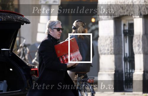 Amsterdam 24 januari 2026
Ruud de Wild met boodschappen bij zijn huis .
