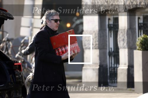 Amsterdam 24 januari 2026
Ruud de Wild met boodschappen bij zijn huis .