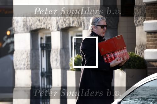 Amsterdam 24 januari 2026
Ruud de Wild met boodschappen bij zijn huis .