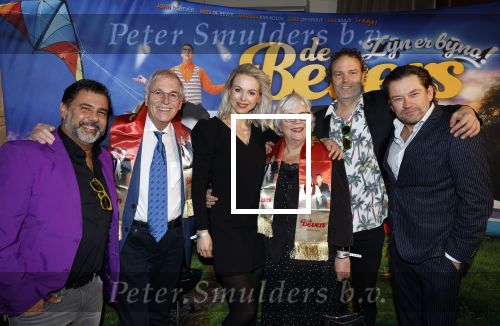 Tilburg 29 januari 2026
Premiere de Bevers in de schouwburg van Tilburg . John de Bever en Kees de Bever geven een voorstelling met oa Bas Muijs Adje v Bavel en Mariska v Kolck. Sabine Vas Nunes ( vrouw Bas Muijs) kwam met beste vriend Bas en zijn ouders