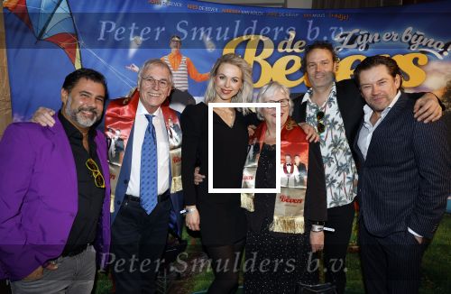 Tilburg 29 januari 2026
Premiere de Bevers in de schouwburg van Tilburg . John de Bever en Kees de Bever geven een voorstelling met oa Bas Muijs Adje v Bavel en Mariska v Kolck. Sabine Vas Nunes ( vrouw Bas Muijs) kwam met beste vriend Bas en zijn ouders