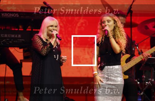 Tilburg 2 oktober 2023
Buma Prijzen in 013 in Tilburg .
Zangeres Mieke zingt samen met Marco Schuitmaker het liedje Engelbewaarder.