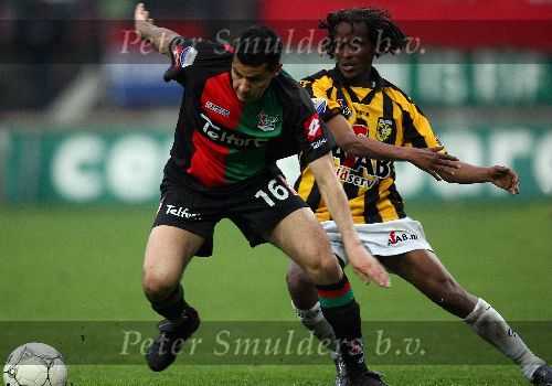 Nijmegen, 3 Mei 2006 Wedstrijd in de Play offs 2e wedstrijd NEC-Vitesse, eindstand 1-1 Seizoen 2005/2006
Youssof Hersi in duel met Tininho
© foto Edwin van Zandvoort