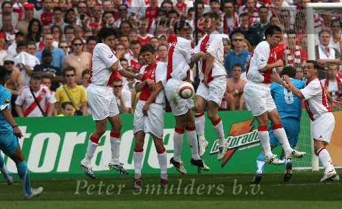 Rotterdam, 7 Mei 2006
Finale KNVB Beker AJAX-PSV, eindstand 2-1
Een muur van ajaxieden met o.a. Nourdin Boukhari, Klaas Jan Huntelaar, Charisteas, Markus Rosenberg. Tomas Galasek en Weseley Sneijder
© Foto Edwin an Zandvoort