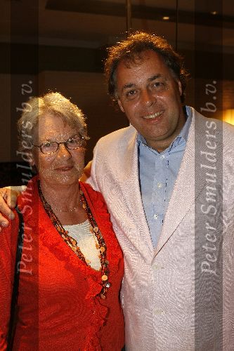 Amsterdam 9 april 2006
Chez Cas in de kersentuin met allemaal oude artiesten en relaties van Tonny Eyk.
Aad Ouborg met schoonmoeder