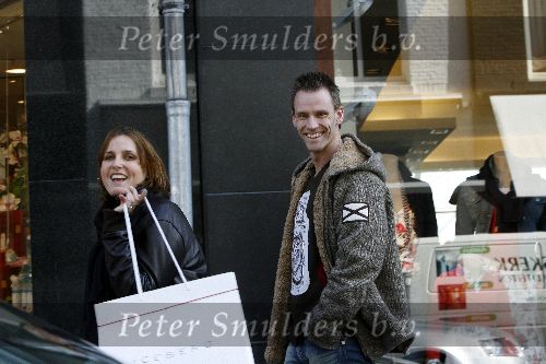 Amsterdam 14 april 2006
PSV Speler Andre Ooijer met zijn vrouw Joyce v d Kerkhof winkelend op pc hooftstraat.