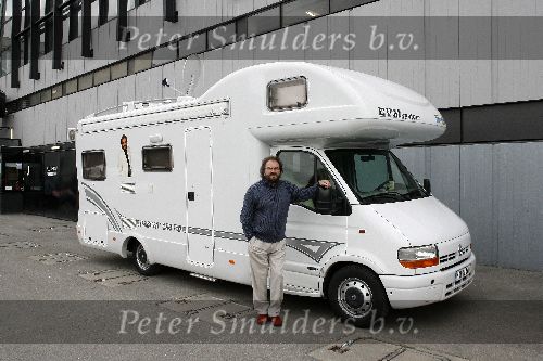 Rotterdam 28 april 2006
Nacht van Oranje in Ahoy.
Arie Ribbens gaat naar zijn optredens in een camper