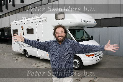 Rotterdam 28 april 2006
Nacht van Oranje in Ahoy.
Arie Ribbens gaat naar zijn optredens in een camper