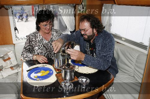 Rotterdam 28 april 2006
Nacht van Oranje in Ahoy.
Arie Ribbens gaat naar zijn optredens in een camper