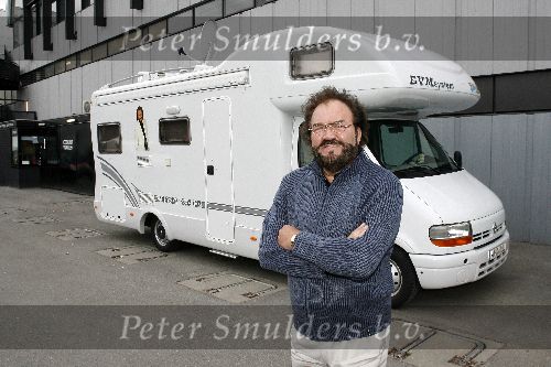 Rotterdam 28 april 2006
Nacht van Oranje in Ahoy.
Arie Ribbens gaat naar zijn optredens in een camper