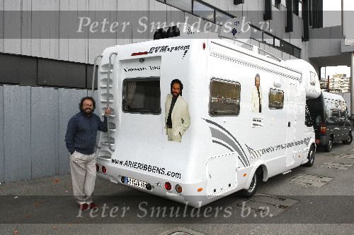Rotterdam 28 april 2006
Nacht van Oranje in Ahoy.
Arie Ribbens gaat naar zijn optredens in een camper