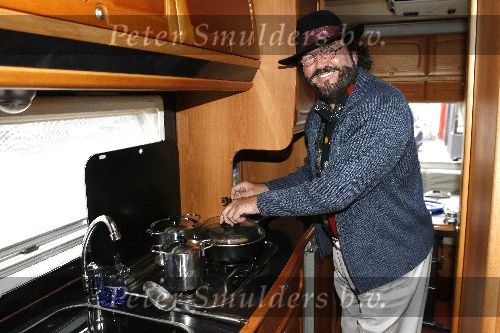 Rotterdam 28 april 2006
Nacht van Oranje in Ahoy.
Arie Ribbens gaat naar zijn optredens in een camper