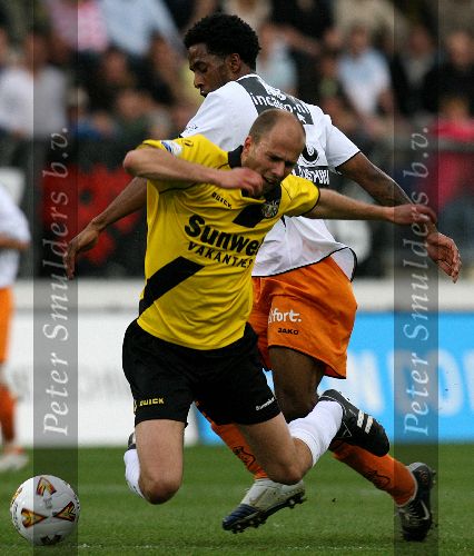 Breda, 9 Mei 2006 Laatste wedstrijd in de play-offs voor degradatie/promotie eredivisie Seizoen 2005/2006
NAC-FC Volendam, eindstand 0-0
Arne slot wordt onderuit gehaald door Charles Dissels
© Edwin van Zandvoort