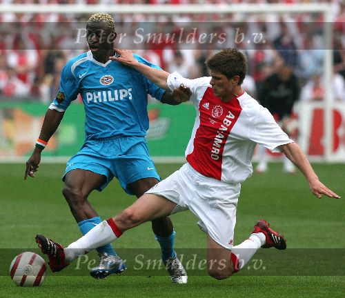 Rotterdam, 7 Mei 2006
Finale KNVB Beker AJAX-PSV, eindstand 2-1
Arouna Kone in duel met Klaas Jan Huntelaar
© Foto Edwin an Zandvoort