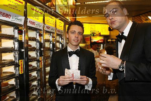 Amsterdam 26 april 2006
Premiere Mission Impossible III in Tuschinski.
Baas B en Lange Frans eten een hamburger bij de Febo