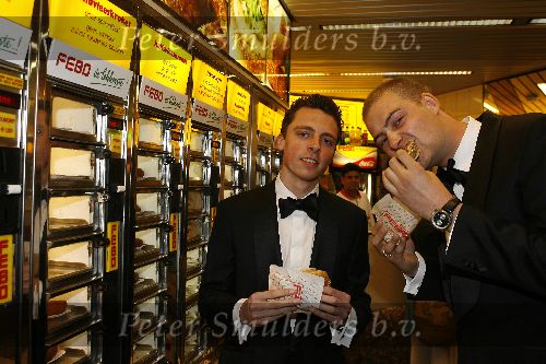 Amsterdam 26 april 2006
Premiere Mission Impossible III in Tuschinski.
Baas B en Lange Frans eten een hamburger bij de Febo