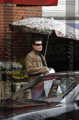 Amsterdam 15 april 2006
Barry Hay doet boodchappen op de cornelis schuytstraat en kijkt  het bonnetje na of hij niet teveel betaald heeft