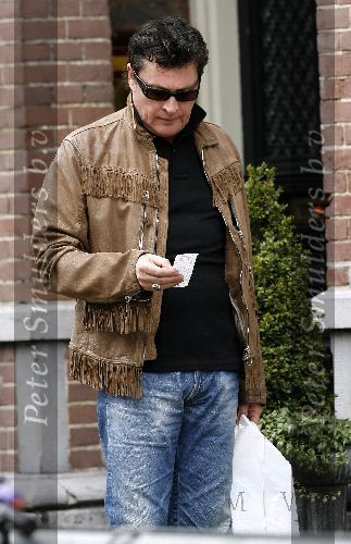 Amsterdam 15 april 2006
Barry Hay doet boodchappen op de cornelis schuytstraat en kijkt  het bonnetje na of hij niet teveel betaald heeft